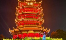 武汉夜晚好去处：黄鹤楼灯光秀，赏景尝小吃吹江风